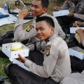 Глядя на мою изможденную индонезийской кухней фигуру, полицейские все время пытались подкормить меня бананом из армейского пайка.
            