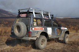 Неспешно продвигаясь по замерзшим пограничным болотам самого южного района Приморья, обильно покрываемся пылью и сочными
впечатлениями от сюрреалистически горелых пейзажей, забавного дымного освещения, и легких, как диетическая кола, дорожных приключений.