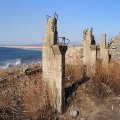Очередные артефакты на территории морского заповедника. Неведомые сооружения смешались в архитектурном могильнике разных эпох.
            