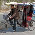 Чуть дальше от центра рикши становятся похожими на велокареты. Оформление тоже своеобразное.
            