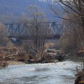 Событие регулярно происходит на туманных водах реки Шкотовка, в районе железнодорожного моста. По мосту весело шмыгают вагоны с паровозами, не давая забывать о близости цивилизации.
            