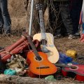 Туристический инвентарь. Штуковина со струнами вообще необходимое устройство для туриста-водника. Злобное бренчание данного прибора разгоняет крокодилов на сотни километров вокруг. Что, говорите на Шкотовке нет крокодилов?
              Теперь вы видите какое это хорошее средство.
            