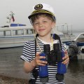 Погода порадовала исключительной нефотогигиеничностью. Портреты на фоне отсыревшей природы, способны украсить лишь стены похоронной конторы. Или на худой и гнойный конец, служить иллюстрациями к романам Стивена Кинга.
            