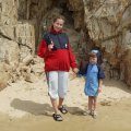 Пещерно-дырчатые образования в скалах. Тут обитают гигантские дальневосточные морские свинки. Перед штормом они громко хрюкают из каменных нор.
            