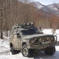 
              В низовьях свежие следы ГАЗ-66. Плотно повоевав с дорогой, сунуться дальше в броды шишига не решилась. Нетоптанный снег достался нам.&nbsp;
            