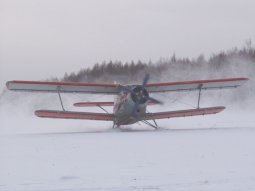 Вот такой вот ероплан - покоритель снежных полей. Долго пытались отклеить его от грунта. Лыжи насмерть примерзают к сугробам. Всем коллективом, пердя и матерясь, дергали ероплан за кончики крыльев, вроде помогло.