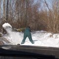 
      На следующий день решили мы заняться дорожным строительством. Идет проверка глубины снежного покрова.
    