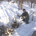 
      Что бы мы делали без предусмотрительно взятого Димой листа металла. Поскольку до грунта сквозь снег мы так и не докопались, то костер проваливался к центру Земли. Дима колдует с пельменями.
    