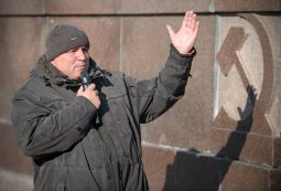 Новая инициатива превзошла самые смелые ожидания, всколыхнув погрязшую в политической апатии страну. Даже скупой на митинги Владивосток, где половину от численности манифестантов обычно составляют бронзовые статуи монумента &laquo;Борцам за власть Советов&raquo;, 20 ноября присоединился к всероссийской акции &laquo;В защиту рыбаков, рыбы и водоемов, против беспредела на воде!&raquo;. Я же предлагаю вашему вниманию небольшой фотоотчет с места событий.
