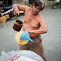 И конечно же весёлый заправщик с сигаретой. Дабы ни у кого не возникло повода обвинить меня в художественном вымысле.
