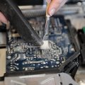 Вскрытие неплохо совместить с чисткой внутренностей посредством пылесоса и кисточки.
