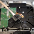 Диск Apple от лоховских дисков отличается датчиком температуры на корпусе. Аккуратно отлепляем этот датчик.
