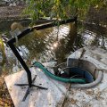 Лебедка для подъема полной корзины с мусором.
